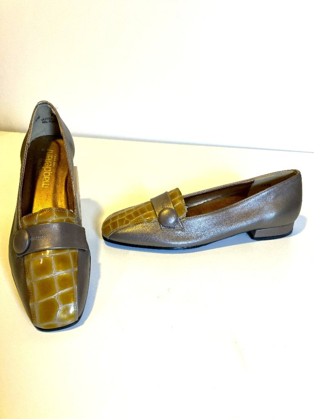 Vintage CALIFORNIA MAGDESIAN Alligator/Metallic Pewter Dress Loafers.  Size 7.5N